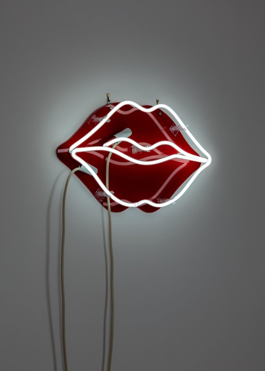 Kiss | Neon Light Decor - GLO Studio - GLASS NEON