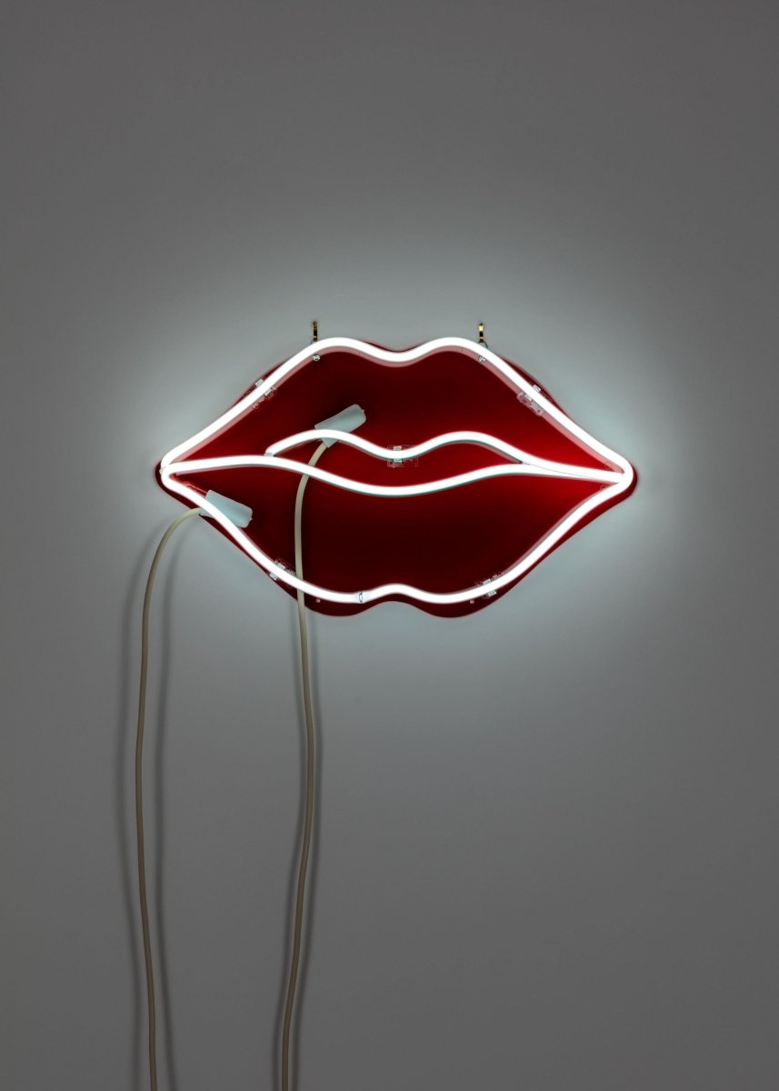 Kiss | Neon Light Decor - GLO Studio - GLASS NEON